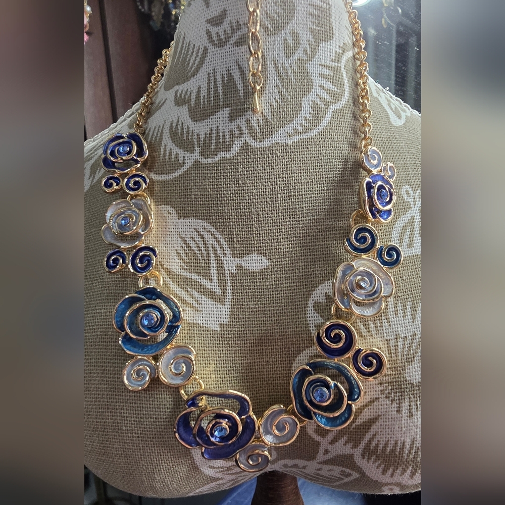 Beautiful Blue Rose Necklace
